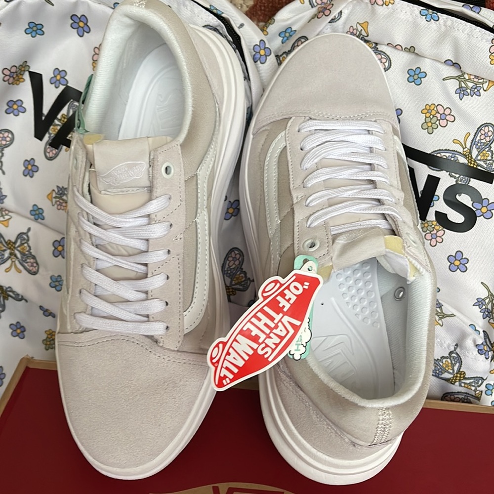 Vans Men’s Old Skool Over
Light Grey/White
VN0A7Q5ELGX
Platforms Sneakers - Picture 13 of 16